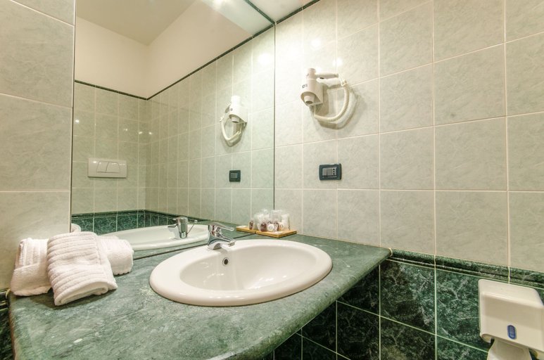 Bathroom 5, Hotel Federico II, L'Aquila