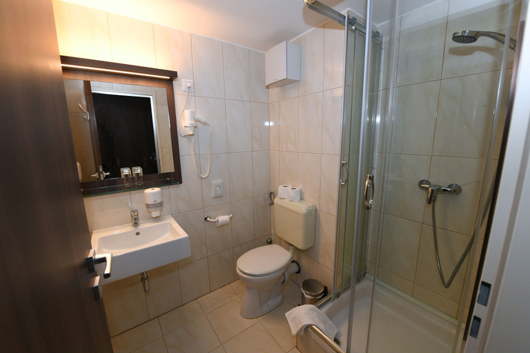 Bathroom 5, Hotel Jade - Ezüsthíd Hotel, Veszprém