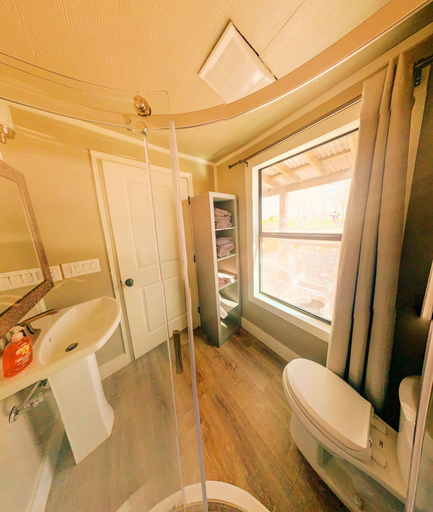Bathroom 4, 6 Son's Geronimo - Birdhouse Cabin, Guadalupe