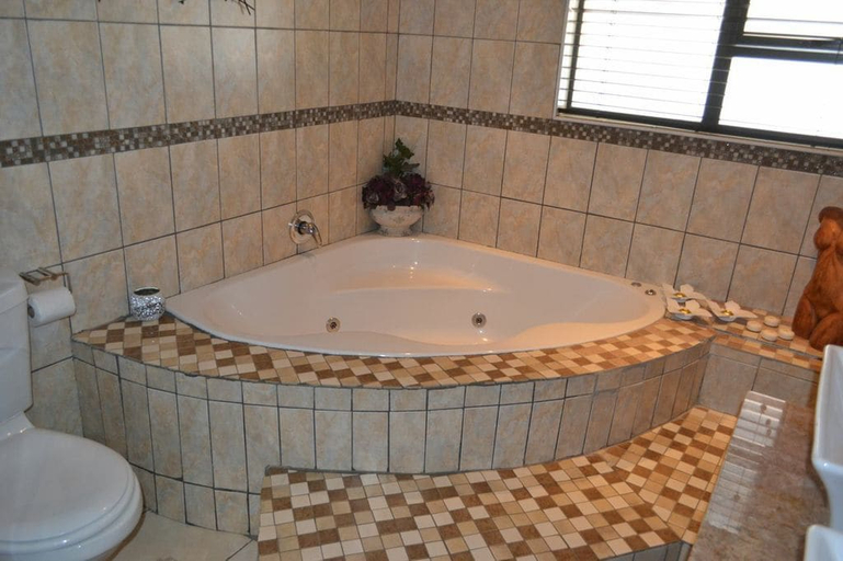Bathroom 3, Ikhanda Guesthouse, Ehlanzeni