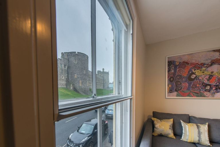 Others 5, Central Apartment Facing Windsor Castle, Slough