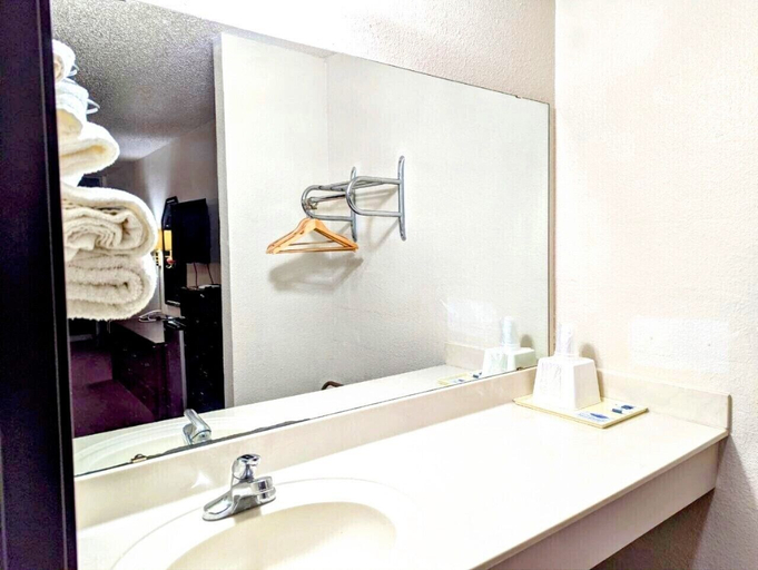Bathroom 3, Luxury Inn, Canadian