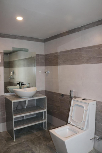 Bathroom 3, Hotel Visitors Inn, Pokhara, Gandaki
