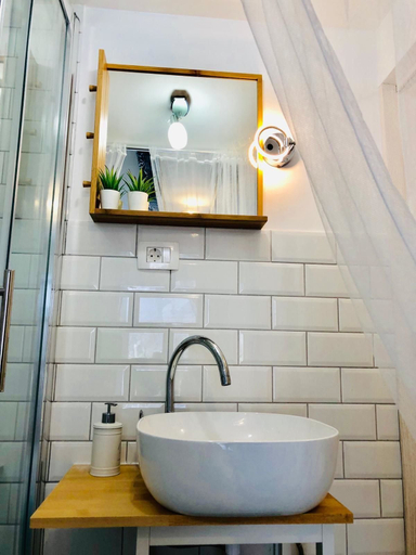 Bathroom 3, Peasants Palace, Split