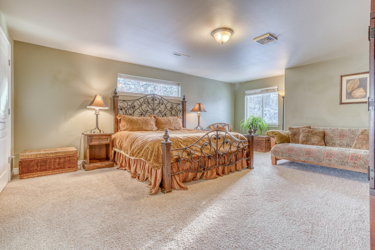 Bedroom 1, Trailhead Lodge, Deschutes