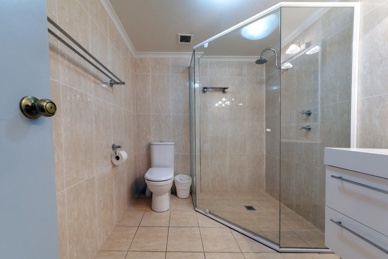 Bathroom 3, Albacore Unit 4, 12 Ondine Close, Port Stephens