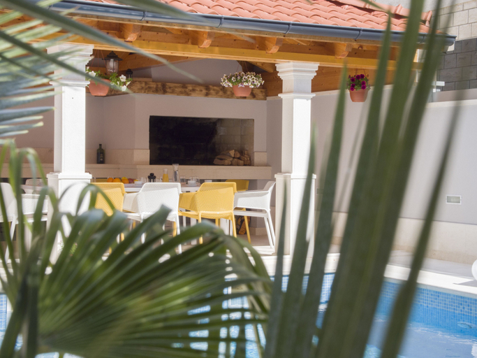 Others 5, Royal Residence Chica Cure, Split