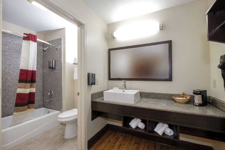 Bathroom 4, Red Roof Inn PLUS+ Hammond, Tangipahoa