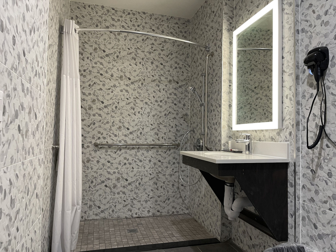 Bathroom 4, Super 8 by Wyndham Bronx Near Botanical Garden, New York