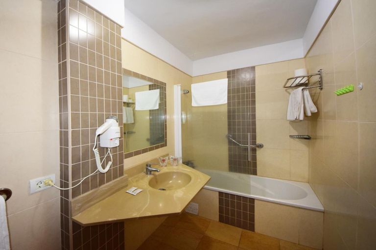 Bathroom 4, Skyview Hotel by LIVVO, Santa Cruz de Tenerife