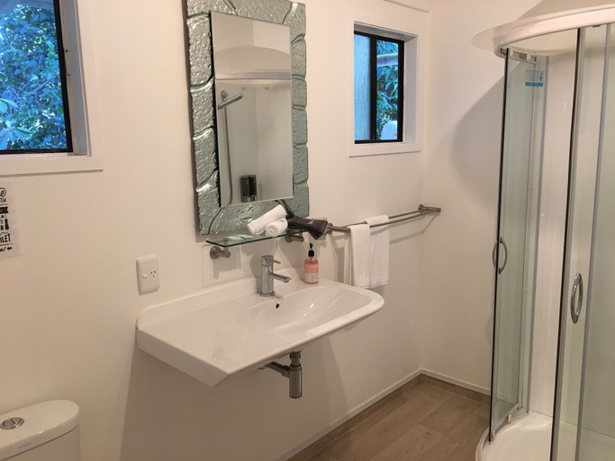 Bathroom 4, Colonial House Motel, Far North