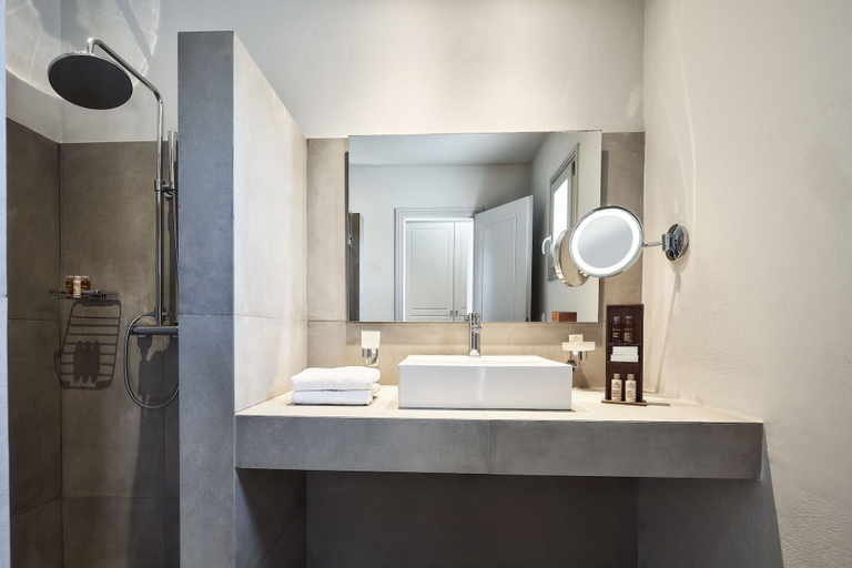 Bathroom 5, Poseidon of Paros, South Aegean