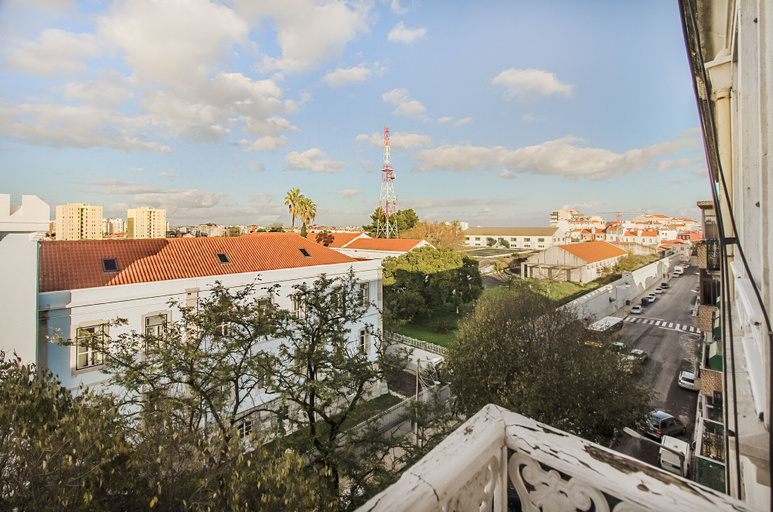 Others 5, Bright & Beautiful Top Floor Graça Flat, Lisbon