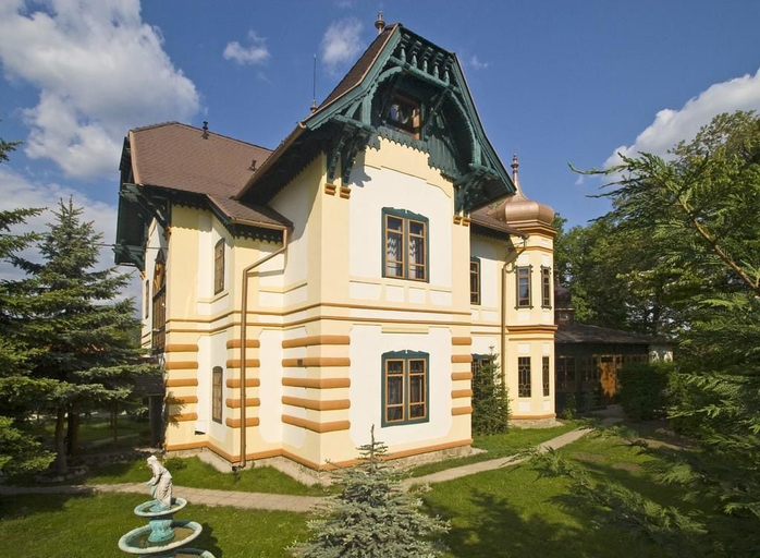 Exterior & Views