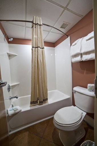 Bathroom 5, DeSoto Beach Hotel, Chatham