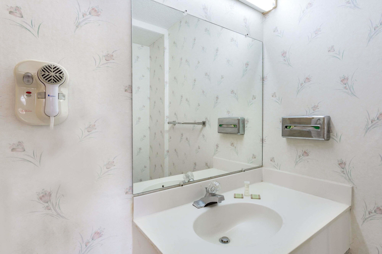Bathroom 4, Super 8 by Wyndham Ashland/Richmond, Hanover