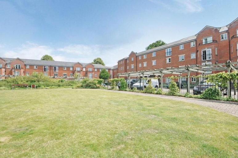 Exterior & Views, Bright & Modern 2BR Apartment Parking, Oxfordshire