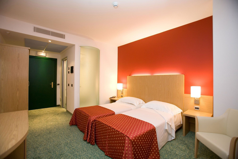 Bedroom 2, Hotel Senator, Milano