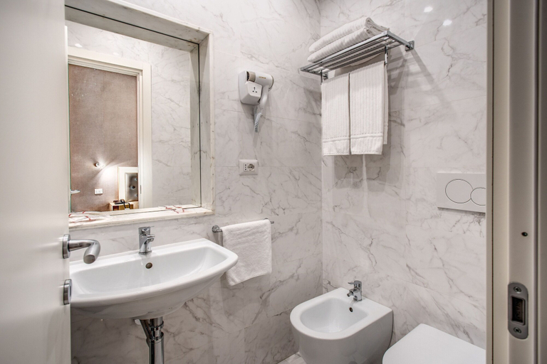 Bathroom 4, Hotel San Silvestro, Rome