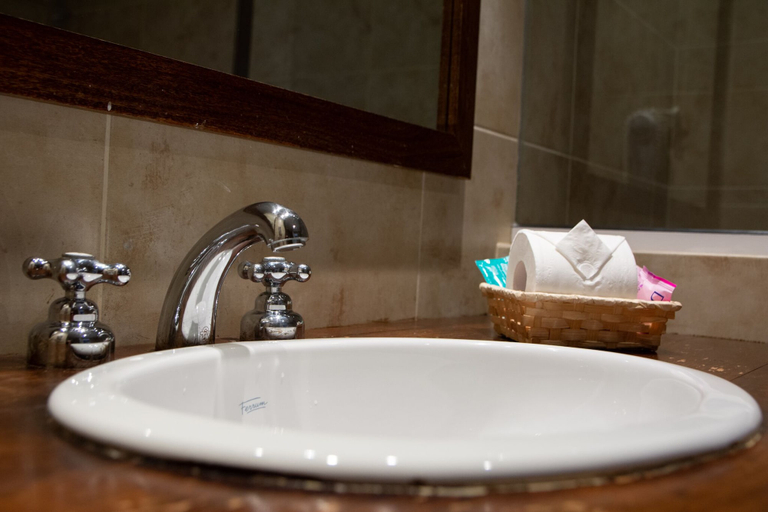 Bathroom 3, Las Dunas Hotel, Lago Argentino