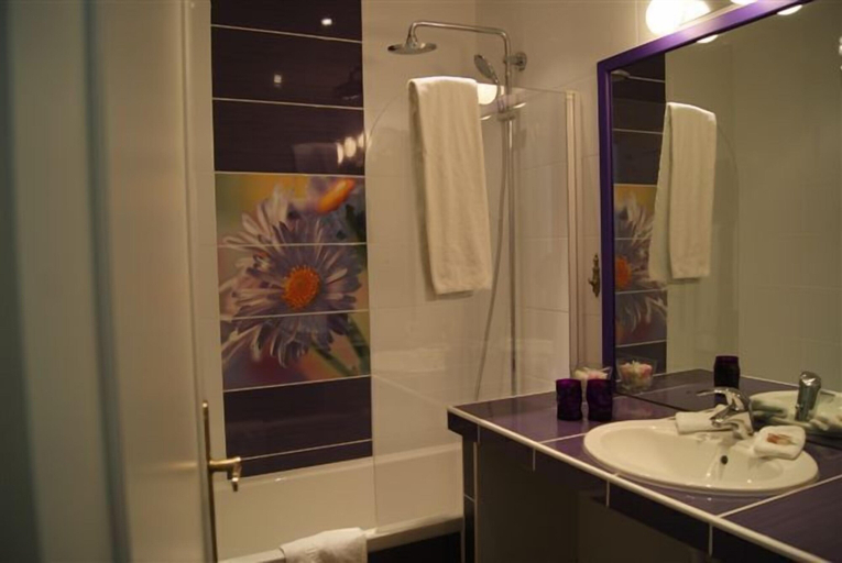 Bathroom 4, Hôtel de la Cognette, Indre