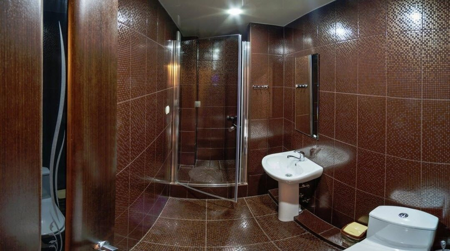 Bathroom 5, Hotel Oazis, Sochi gorsovet