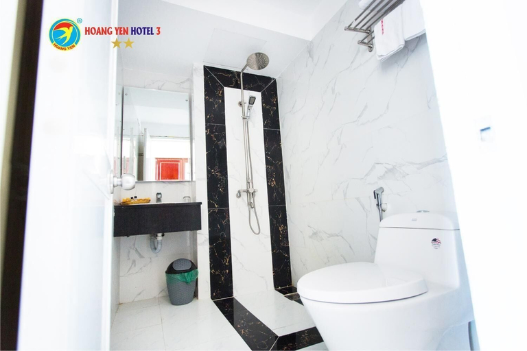 Bathroom, Hoang Yen 3 Hotel, Qui Nhơn
