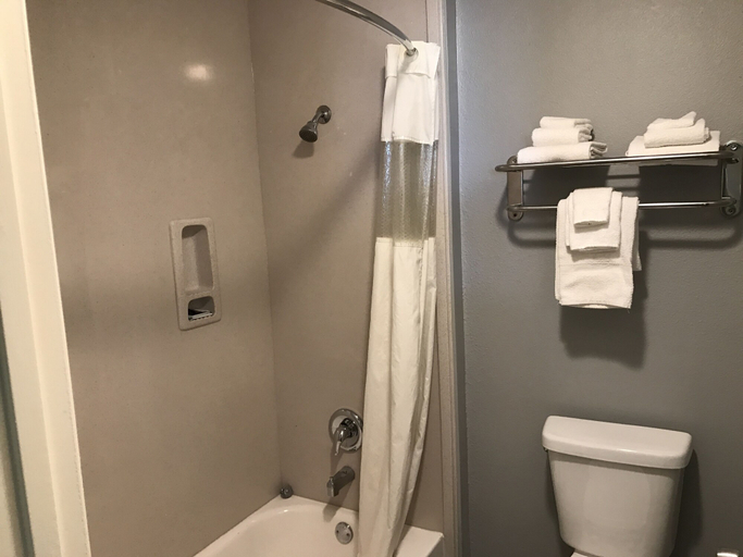Bathroom 5, Express Inn, Hidalgo