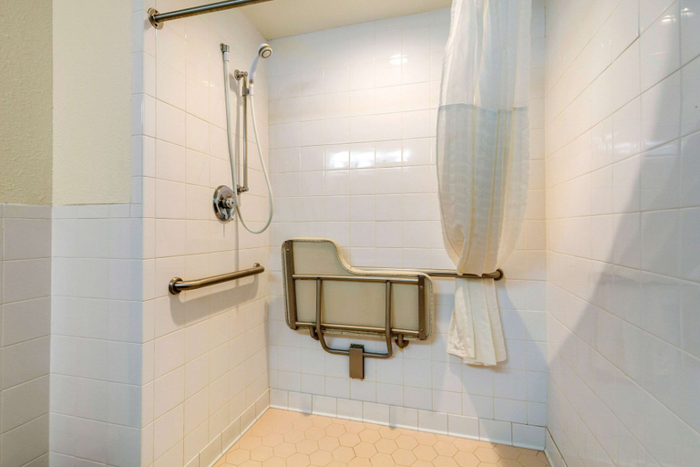 Bathroom 4, Quality Inn & Suites Olde Town, Portsmouth