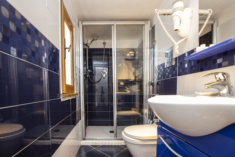 Bathroom 4, POP Art B&B, Rome