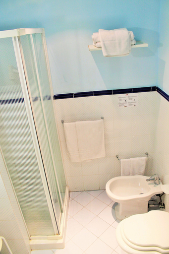 Bathroom 5, Hotel Mediterraneo, Syracuse