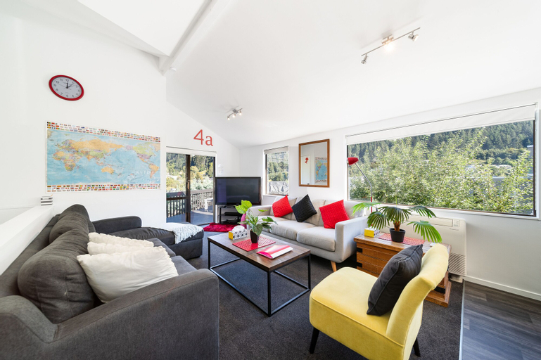 16 guests. Unique, central, mountain & lake views, Queenstown-Lakes