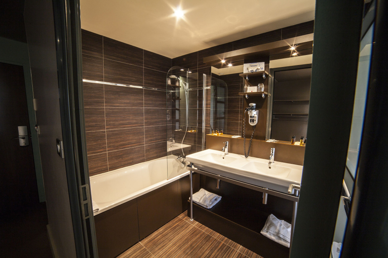 Bathroom 4, The Originals Boutique, La Maison Rouge, Pas-de-Calais