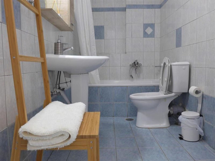 Bathroom 3, Kalamaki Plaza Apartments, Ionian Islands