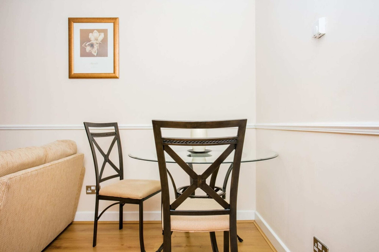Others 4, 1 Bedroom Apartment near St. Paul's Cathedral, London