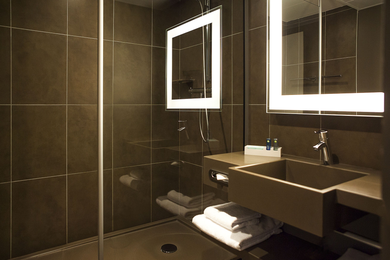 Bathroom 5, Novotel Paris 17, Paris