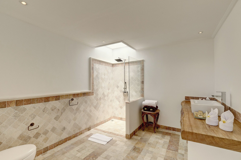 Bathroom 5, Nipuri Hotel, Badung