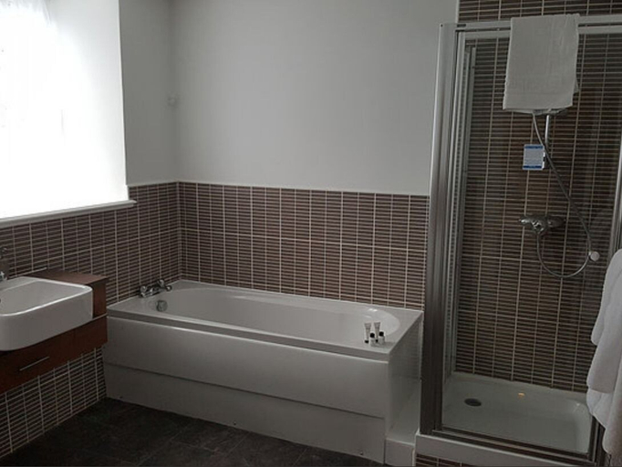 Bathroom 3, The Greyhound Hotel, Derbyshire