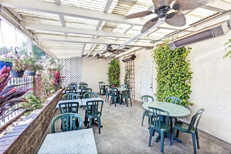 Food & Drinks 5, Vantage Point Inn Woodland Hills, Los Angeles