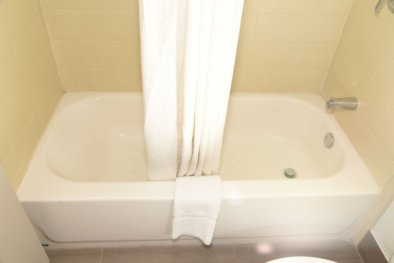 Bathroom 4, Quality Inn & Suites York East, York