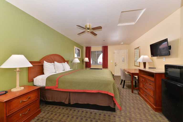 Bedroom 3, Rodeway Inn Delano, Kern