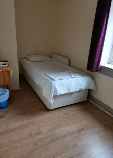 Bedroom 2, Swan Inn, Heathrow Airport, Surrey