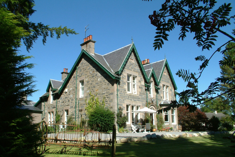Exterior & Views