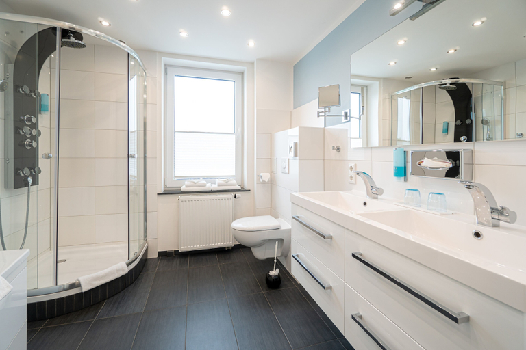 Bathroom 4, Deutscher Hof, Kassel