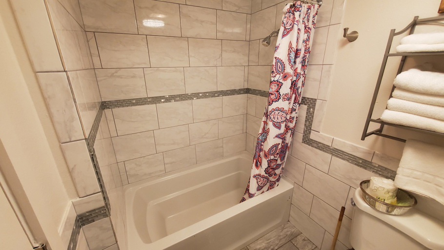 Bathroom 4, Motel West, Deschutes