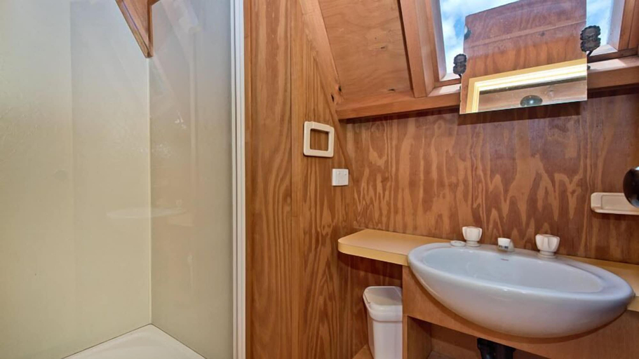 Bathroom 3, Bali Hai, Moreton Island