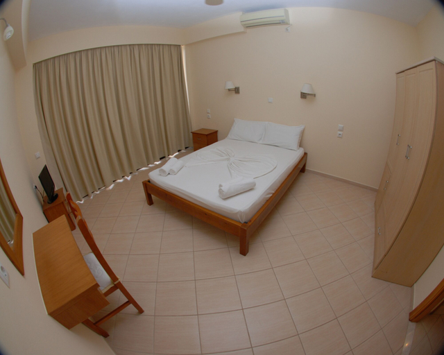 Bedroom 2, Nikos Hotel and Apartments, Sarandës