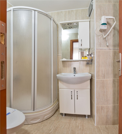 Bathroom 5, La Garden Hotel, Fatih