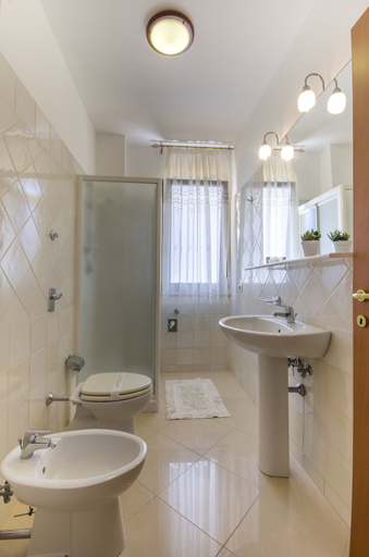 Bathroom 3, Le Saline, Trapani