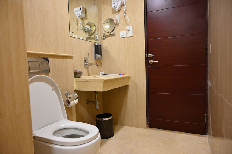 Bathroom 4, Raaj Bhaavan Clarks Inn Chennai, Kancheepuram